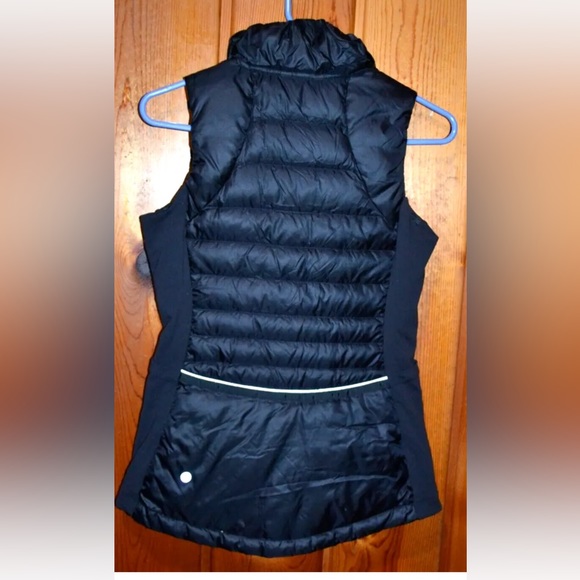 Size 10 Lululemon NAVY “ down for a run vest “ new - Picture 3 of 4